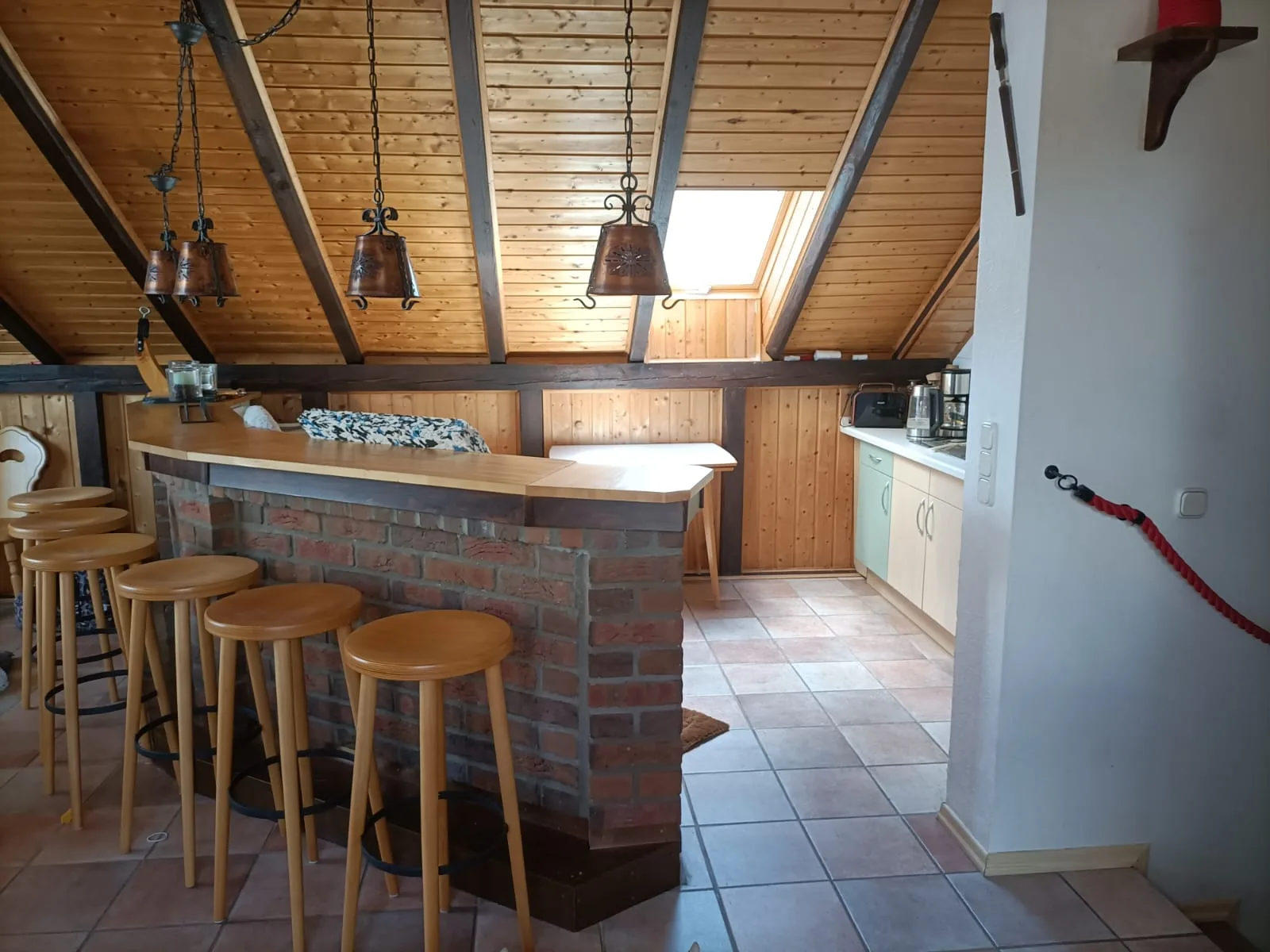 Dachgeschossraum mit Theke und Futterplatz der Katzen